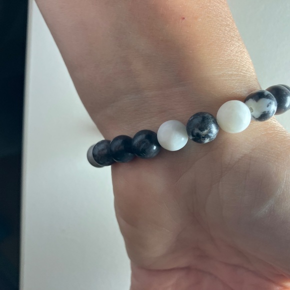 Shiny Elastic Zebra Jasper Beaded Bracelet - Picture 3 of 4